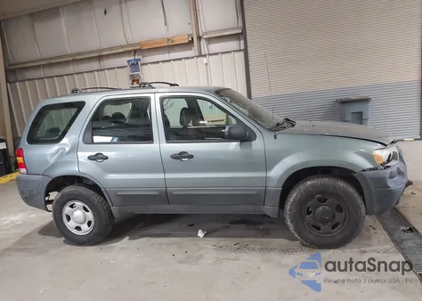 2005 Ford Escape Xls z USA, uszkodzony, nr VIN 1FMYU02Z95KB12256